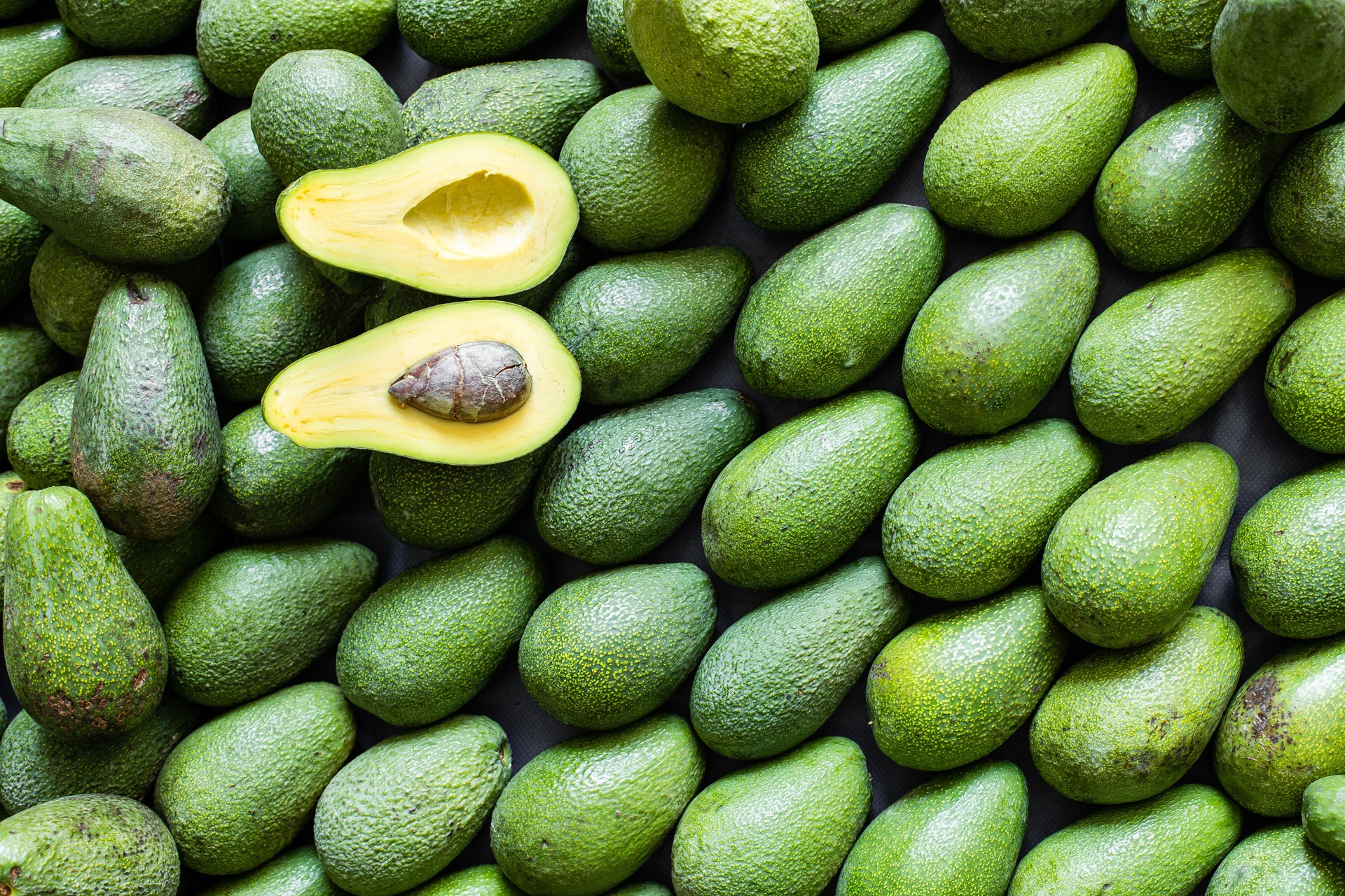 Marco completo de fondo de aguacate verde fresco